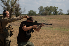Autor při výcviku střelby z brokovnice