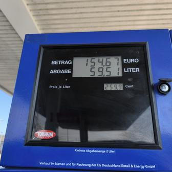 Totem u čerpací stanice