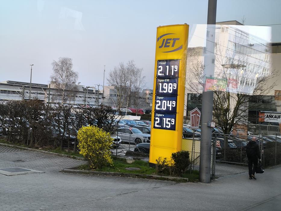 Totem u čerpací stanice