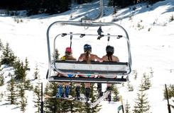 Zima je na dovolené, svah patří kráskám a odvážným lyžařům