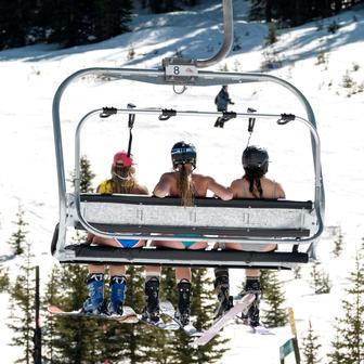 Zima je na dovolené, svah patří kráskám a odvážným lyžařům