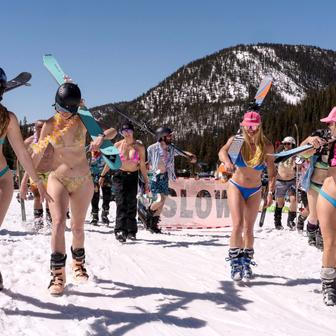 Zima je na dovolené, svah patří kráskám a odvážným lyžařům