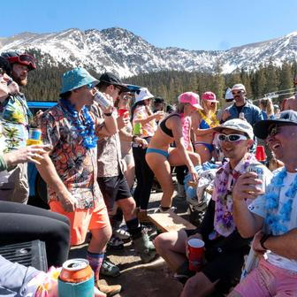 Zima je na dovolené, svah patří kráskám a odvážným lyžařům