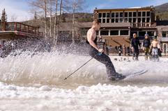 Zima je na dovolené, svah patří kráskám a odvážným lyžařům
