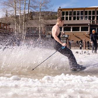 Zima je na dovolené, svah patří kráskám a odvážným lyžařům