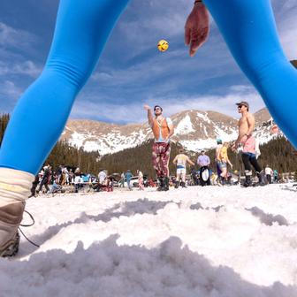 Zima je na dovolené, svah patří kráskám a odvážným lyžařům