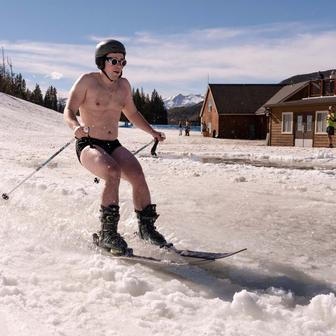Zima je na dovolené, svah patří kráskám a odvážným lyžařům