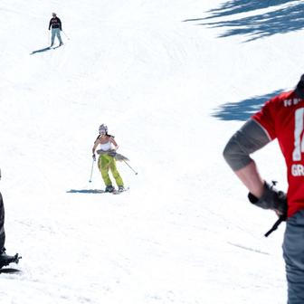 Zima je na dovolené, svah patří kráskám a odvážným lyžařům