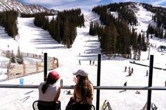 Zima je na dovolené, svah patří kráskám a odvážným lyžařům