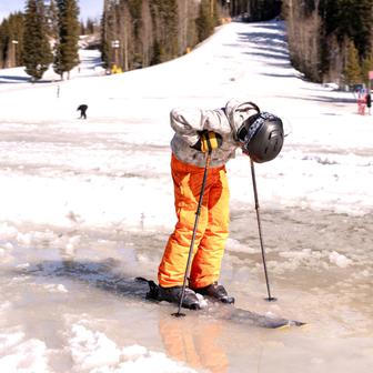 Zima je na dovolené, svah patří kráskám a odvážným lyžařům