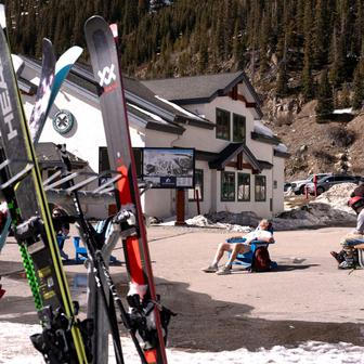 Zima je na dovolené, svah patří kráskám a odvážným lyžařům