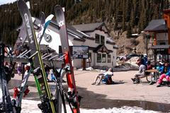 Zima je na dovolené, svah patří kráskám a odvážným lyžařům