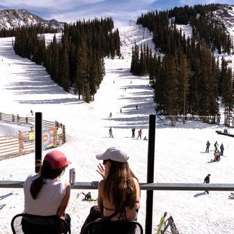 Zima je na dovolené, svah patří kráskám a odvážným lyžařům