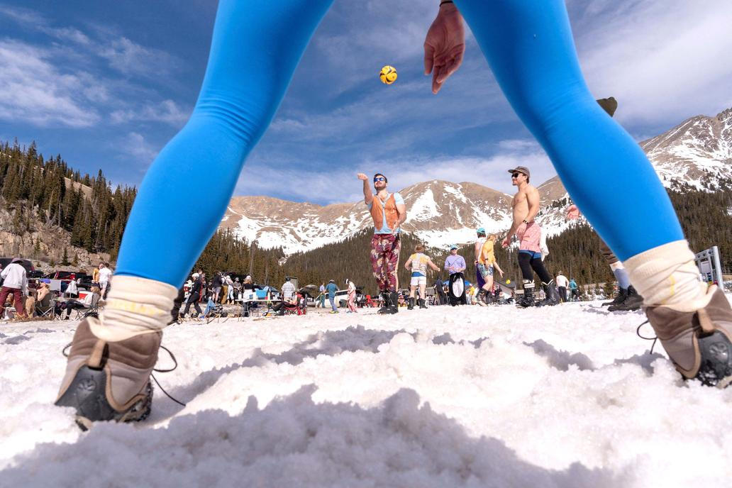 Zima je na dovolené, svah patří kráskám a odvážným lyžařům