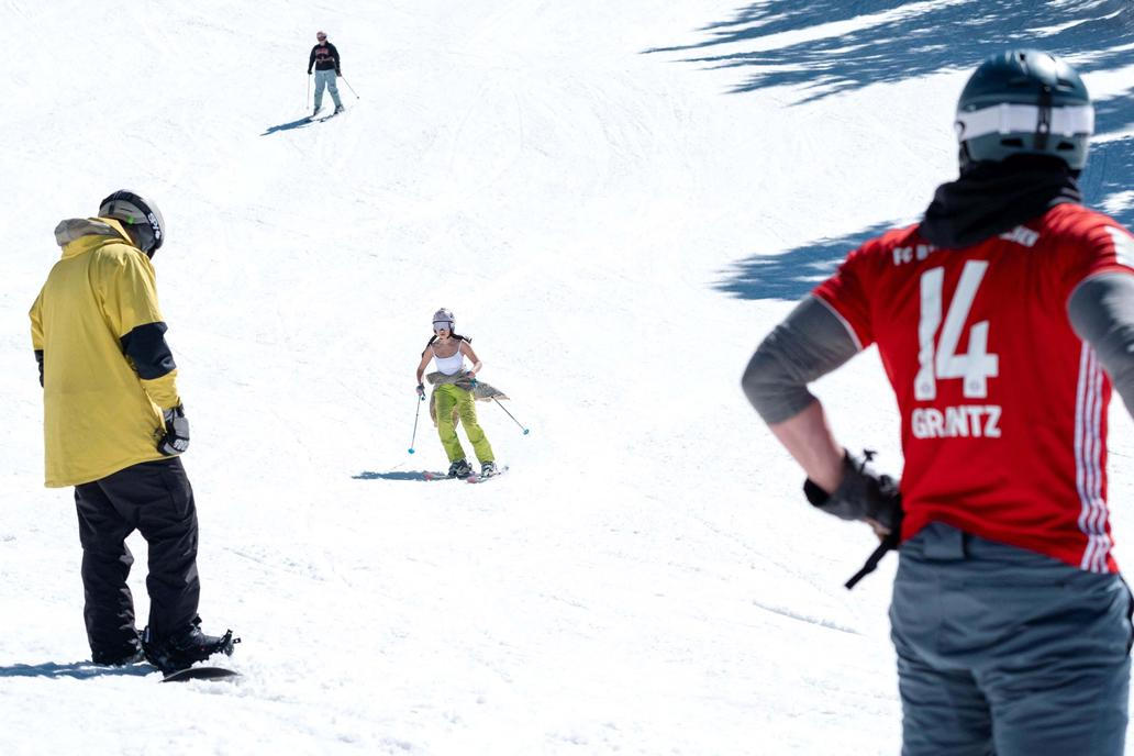 Zima je na dovolené, svah patří kráskám a odvážným lyžařům
