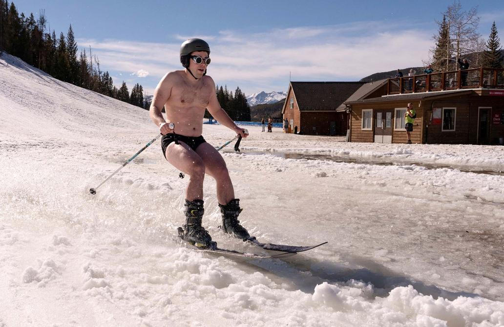 Zima je na dovolené, svah patří kráskám a odvážným lyžařům