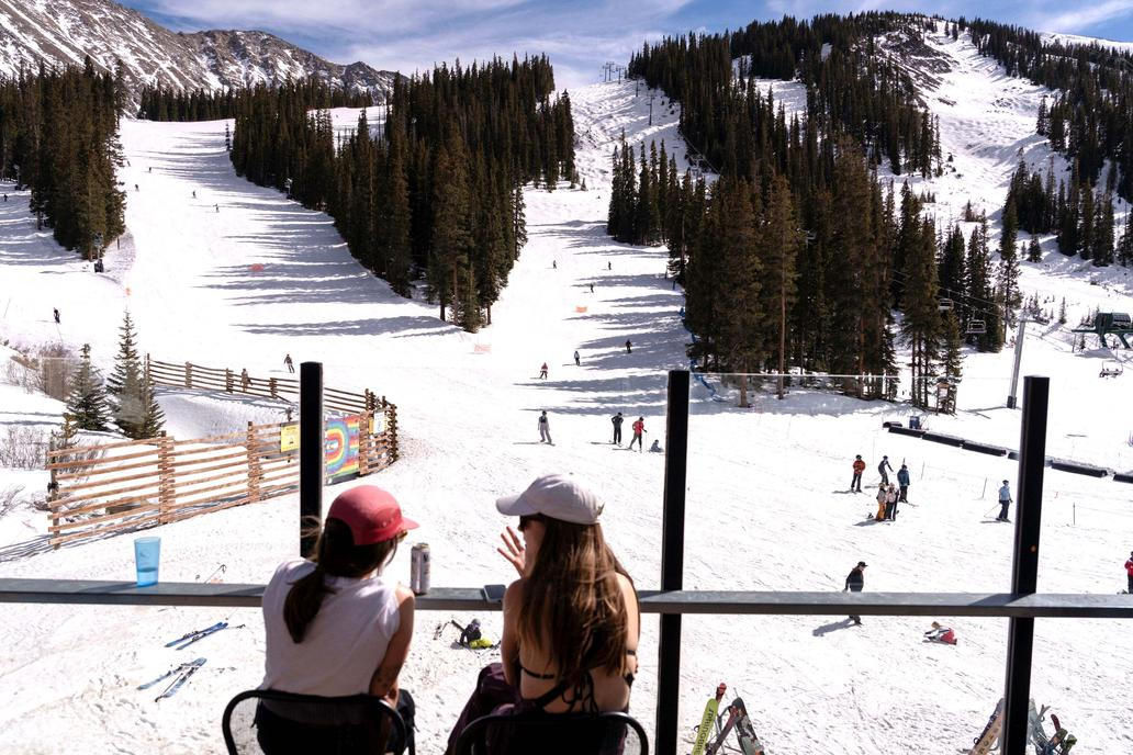Zima je na dovolené, svah patří kráskám a odvážným lyžařům