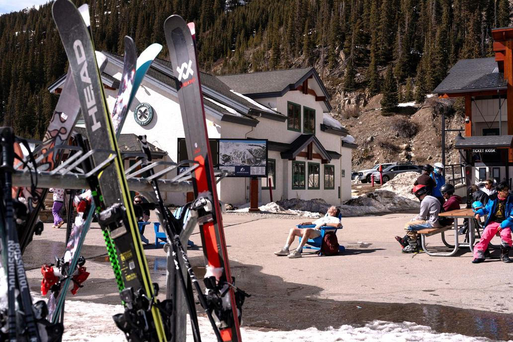 Zima je na dovolené, svah patří kráskám a odvážným lyžařům