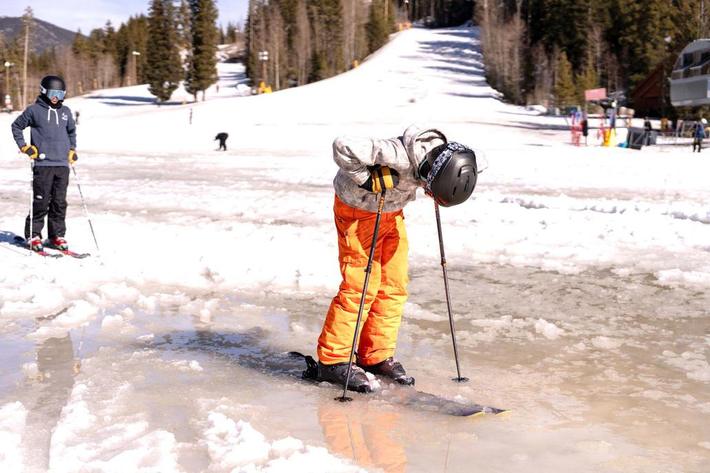Zima je na dovolené, svah patří kráskám a odvážným lyžařům