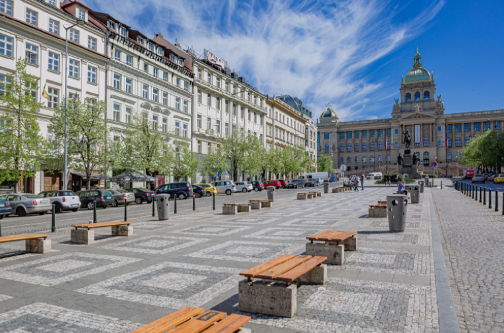 Praha v posledních letech prochází výraznou proměnou veřejného prostoru. Mezi nejvýznamnější projekty patří revitalizace Václavského náměstí, úprava Karlova náměstí a rozsáhlé změny v oblasti Hlavního nádraží. 
