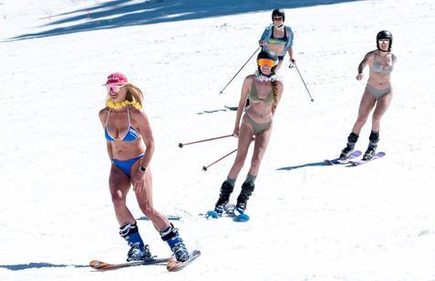 Zima je na dovolené, svah patří kráskám a odvážným lyžařům