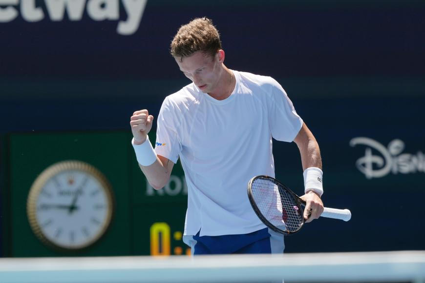 Třísetový thriller a premiérové čtvrtfinále. Lehečka v Miami udolal světovou sedmičku