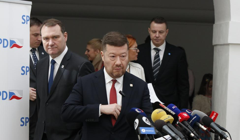 Předseda SPD Tomio Okamura přichází s poslanci svého klubu na tiskovou konferenci v Poslanecké sněmovně.