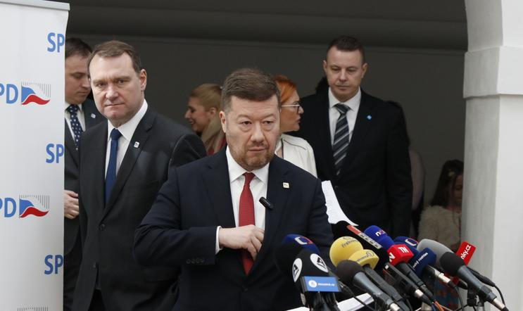Předseda SPD Tomio Okamura přichází s poslanci svého klubu na tiskovou konferenci v Poslanecké sněmovně.