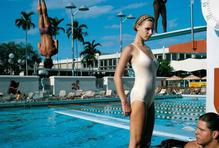 Jeho fotografie, ženy v podpatcích, často nahé, někdy svázané, jindy chladně odtažité, působí i dnes jako výzva. Nejen estetická, ale i etická. 