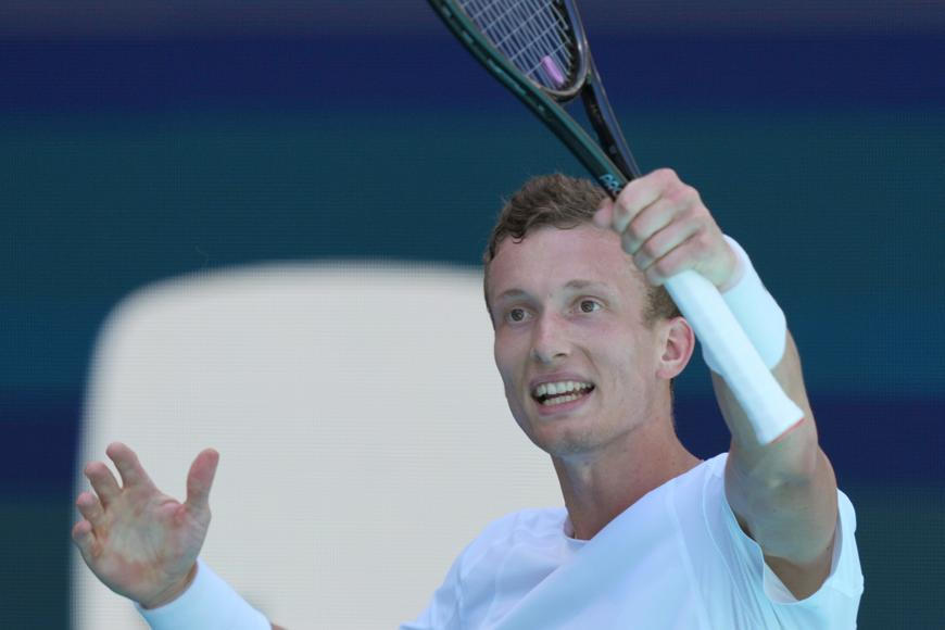 Netoč to! obořil se Lehečka. Americkou hvězdu pak donutil smát se vlastní bezmoci