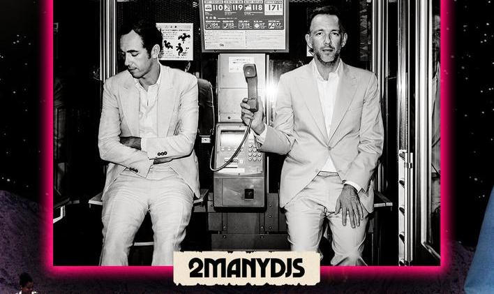 Belgické bratrské duo 2manydjs na plakátu z jednoho z loňských vystoupení. Teď se po více než jedenácti letech vrací do Prahy.