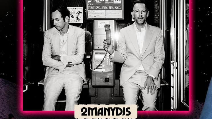 Belgické bratrské duo 2manydjs na plakátu z jednoho z loňských vystoupení. Teď se po více než jedenácti letech vrací do Prahy.