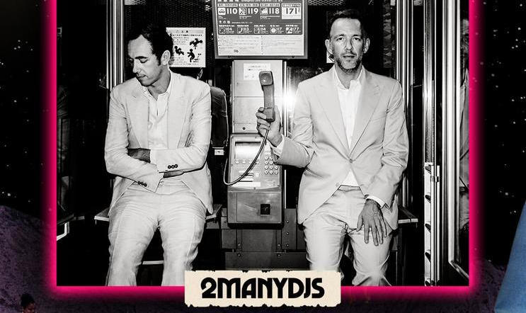 Belgické bratrské duo 2manydjs na plakátu z jednoho z loňských vystoupení. Teď se po více než jedenácti letech vrací do Prahy.