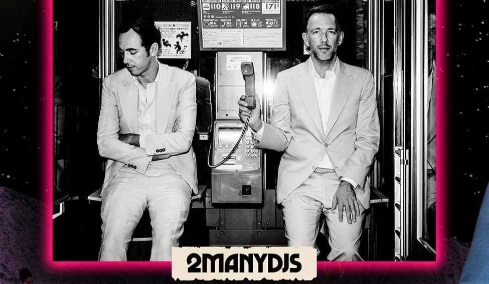 Belgické bratrské duo 2manydjs na plakátu z jednoho z loňských vystoupení. Teď se po více než jedenácti letech vrací do Prahy.