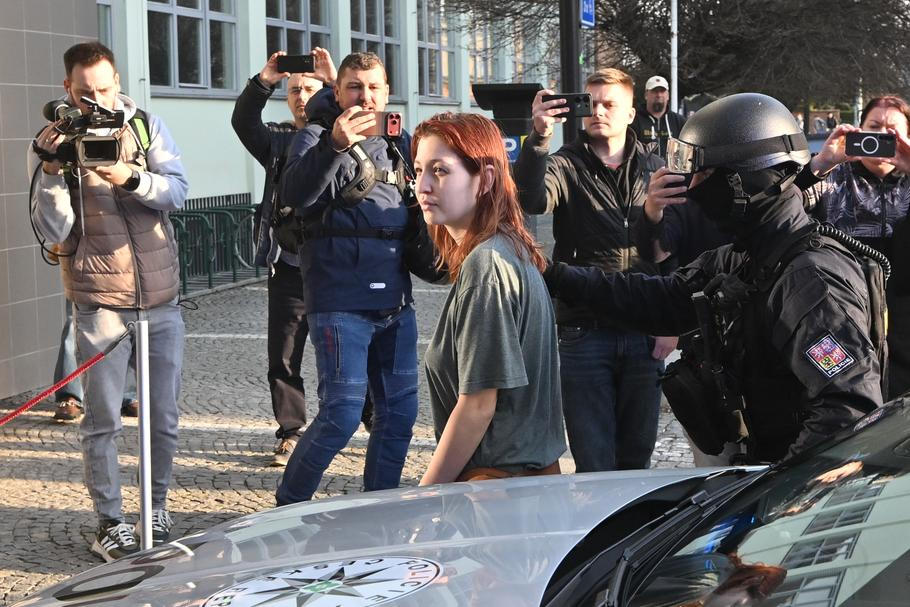 Okresní soud v Pardubicích, policista, obviněná, jednání o vazbě