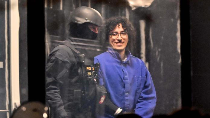 Tel Aviv pod palbou: raketa z Íránu prorazila Železnou kopuli