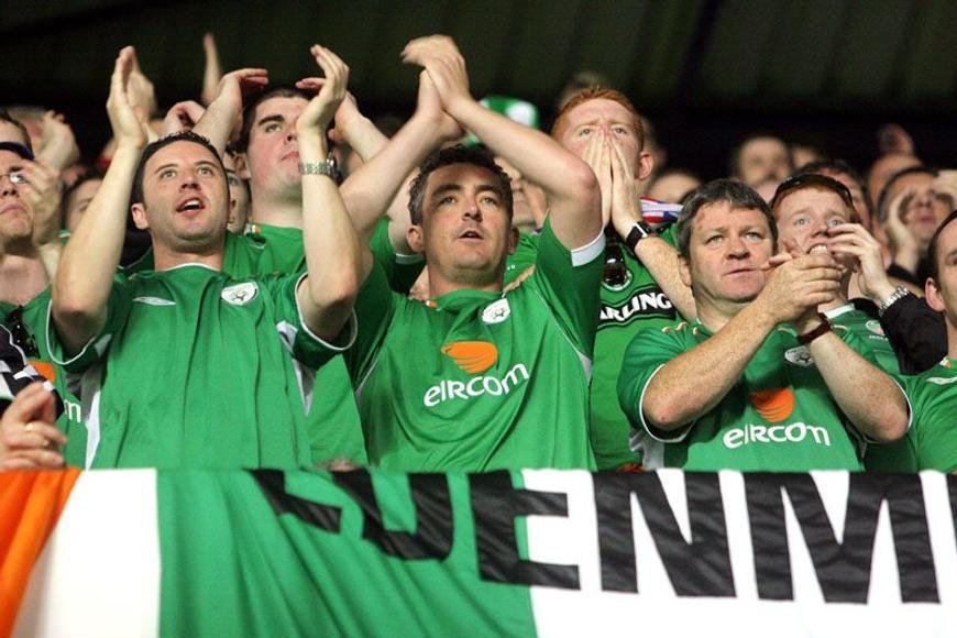 Irové hlásí z Prahy: Je tu šílená kosa a český fotbal kvůli korupci upadl do chaosu