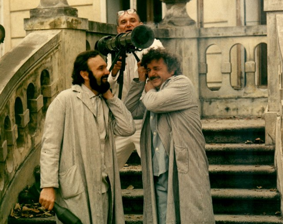 Zdeněk Svěrák, Václav Lohniský a Ladislav Smoljak ve filmu Jáchyme, hoď ho do stroje! (1974).