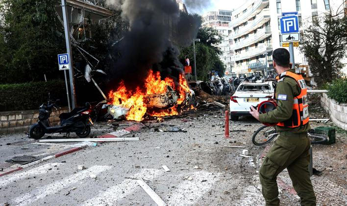 Tel Aviv pod palbou: raketa z Íránu prorazila Železnou kopuli