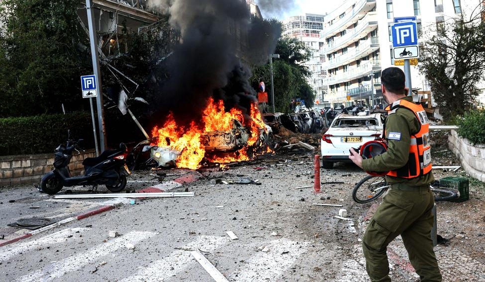 Tel Aviv pod palbou: raketa z Íránu prorazila Železnou kopuli