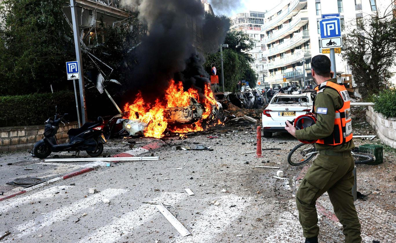 Tel Aviv pod palbou: raketa z Íránu prorazila Železnou kopuli