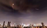 Tel Aviv pod palbou: raketa z Íránu prorazila Železnou kopuli