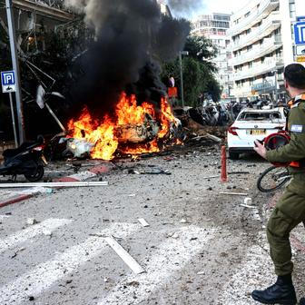 Tel Aviv pod palbou: raketa z Íránu prorazila Železnou kopuli