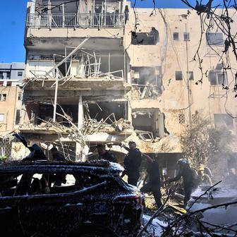 Tel Aviv pod palbou: raketa z Íránu prorazila Železnou kopuli