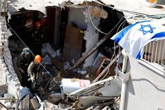 Tel Aviv pod palbou: raketa z Íránu prorazila Železnou kopuli