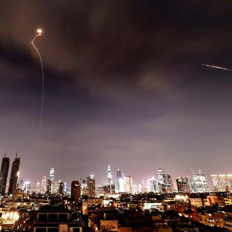 Tel Aviv pod palbou: raketa z Íránu prorazila Železnou kopuli