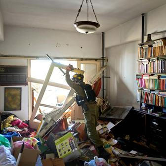 Tel Aviv pod palbou: raketa z Íránu prorazila Železnou kopuli