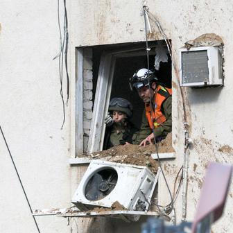 Tel Aviv pod palbou: raketa z Íránu prorazila Železnou kopuli