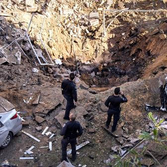 Tel Aviv pod palbou: raketa z Íránu prorazila Železnou kopuli