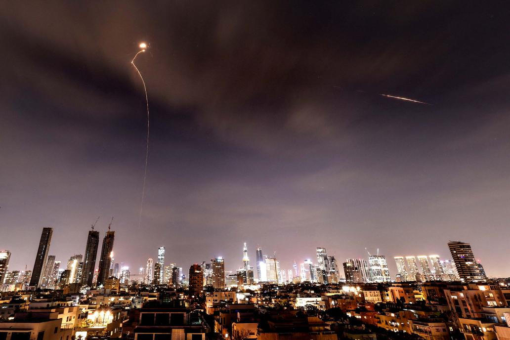 Tel Aviv pod palbou: raketa z Íránu prorazila Železnou kopuli